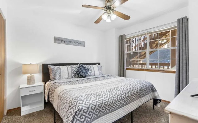 Scenic Lakeview Stay for 5!