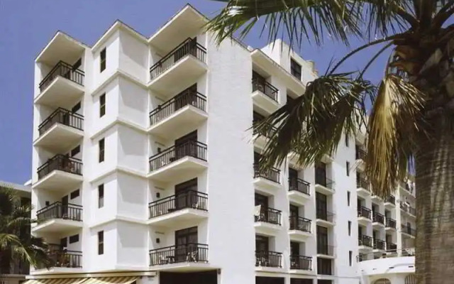 Отель Apartamentos Mestret вид на фасад