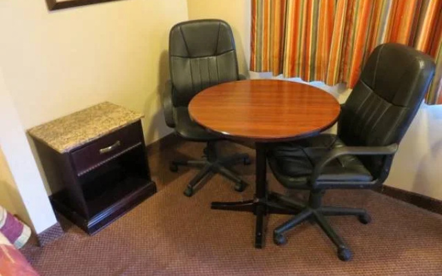 Delmonico Inn & Suites