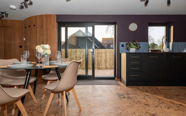 Modern 2-bed Cabin Near West Wittering Beach