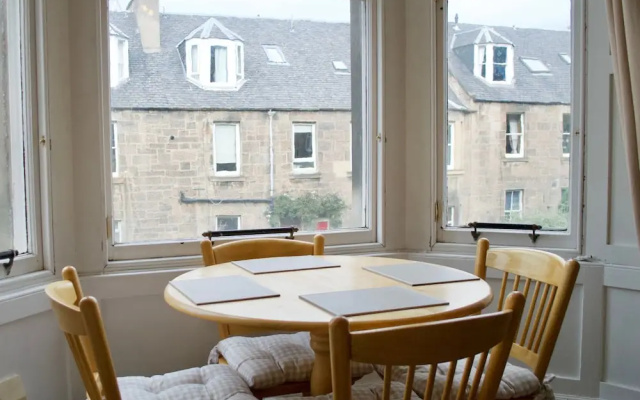 Traditional 2 Bedroom Apartment In Edinburgh