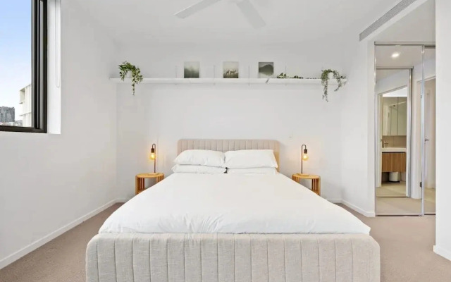 Spacious West End Apartment With Pool & BBQ Access