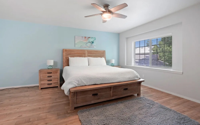 Redmond Rest 4 Bedroom Home by RedAwning