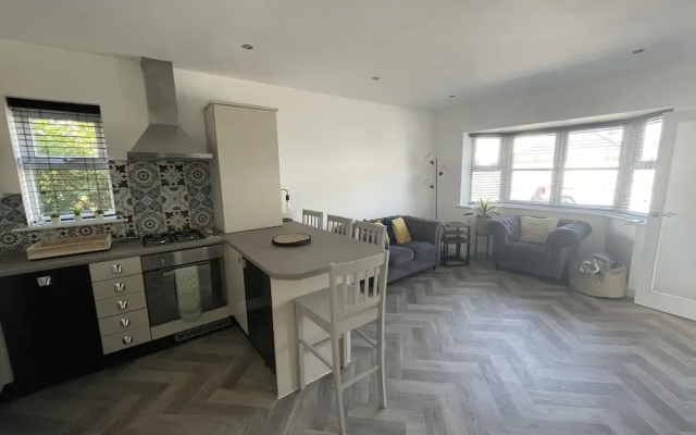 Beautiful 2 Bedroom House, Seasisde Location
