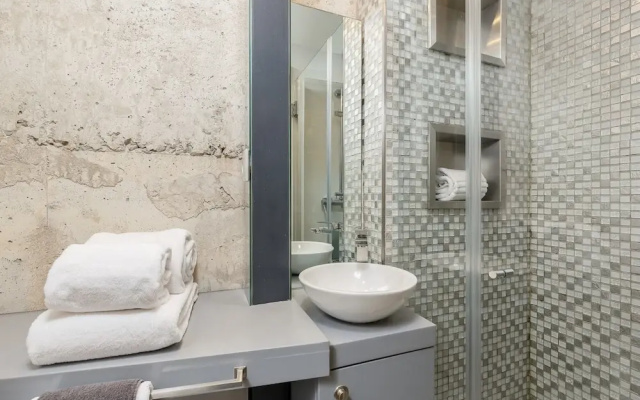 Charming Riverview Apartment in Porto