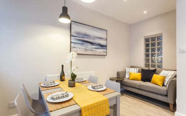 Stylish Town Centre House - 300Mbps, Parking & Sunny Decking