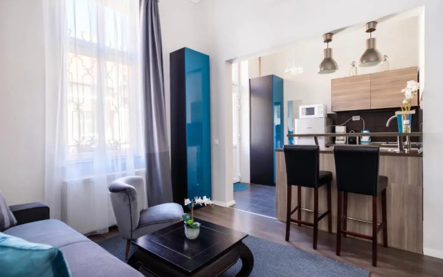 Andrassy Garden Apt in Center