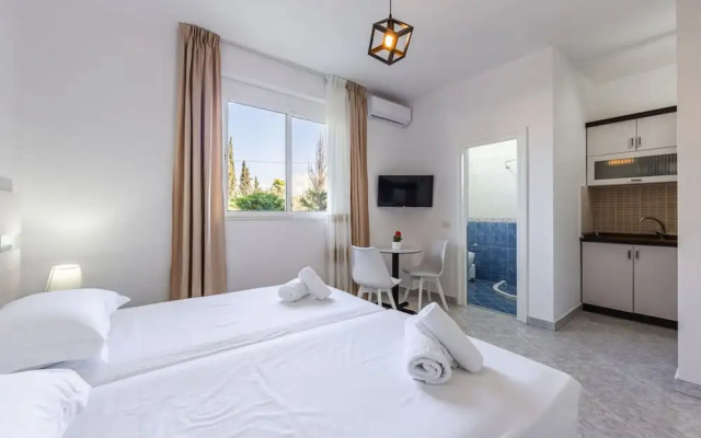 Stylish Studio With Scenic Gardens Golem
