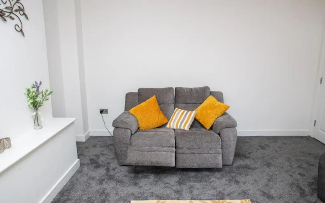 Fantastic Large House with Private Parking