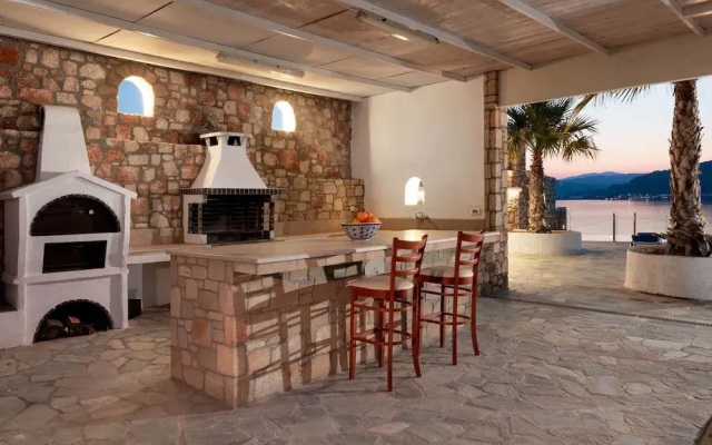 Arte Pefki Beachfront Suites