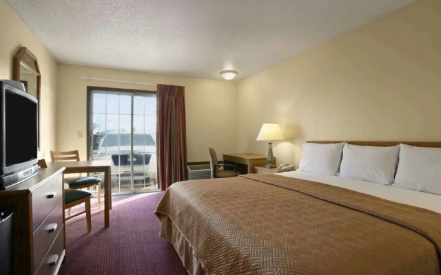 Travelodge Inn & Suites