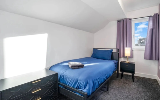 Spacious 4BR City Centre Apartment Dundee