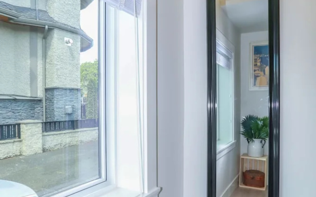 Tasteful 2 Bedroom Suite near Marine Gateway by Elevate Rooms