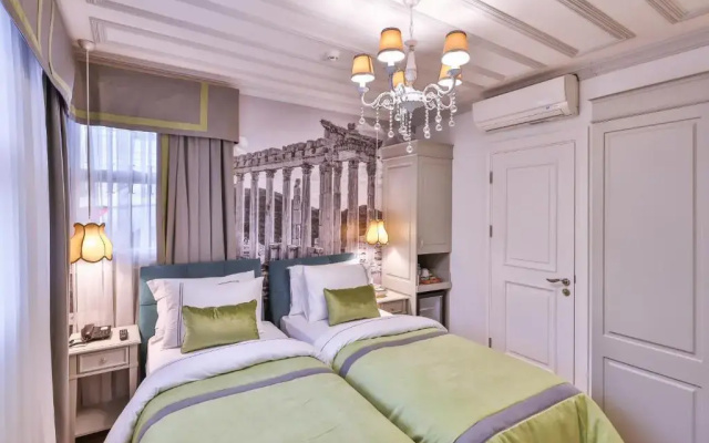 9 Doors Hotel