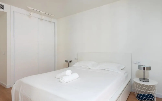 Central and Beachfront Apartment with Balcony Ref 131