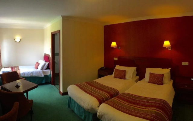 Clan Macduff Hotel
