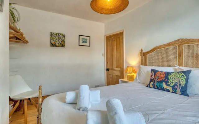 Stylish 2BD with Private Garden & Sauna