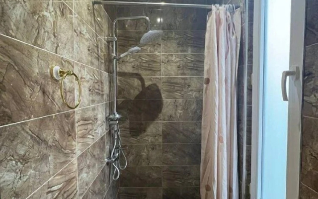 Deluxe Double room (full double bed) · Sanapiro Tbilisi — photo 8