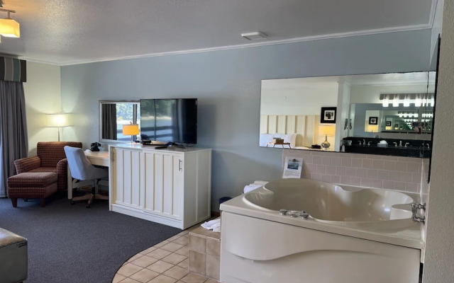 River House Inn, a Baymont by Wyndham