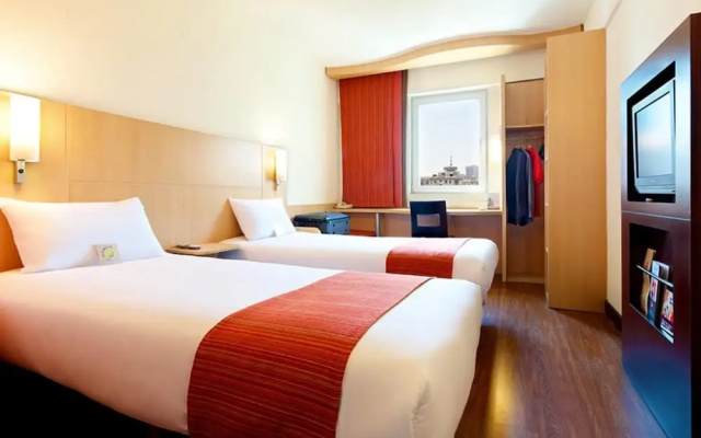 IBIS Anshan Shengli Square