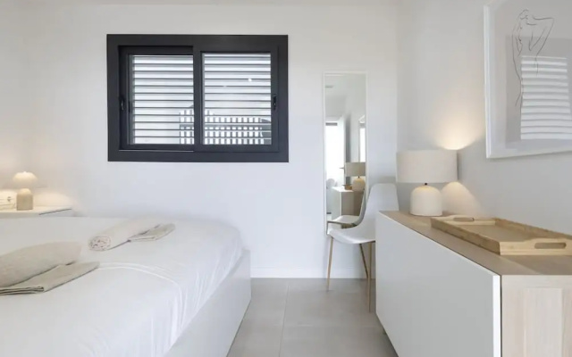 Elegant Luxury Suite With Terrace in Higueron