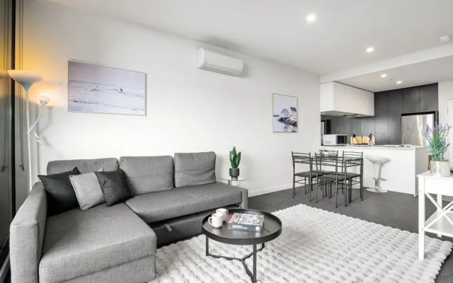 Bright 1-bed Apartment Near Beach and Cafes
