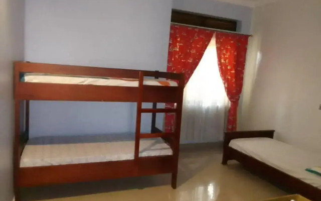 House - Kampala - 6 Bedrooms - Parking - Garden