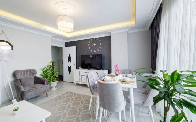 Stunning Gorgeous 2 BR near Golden Horn
