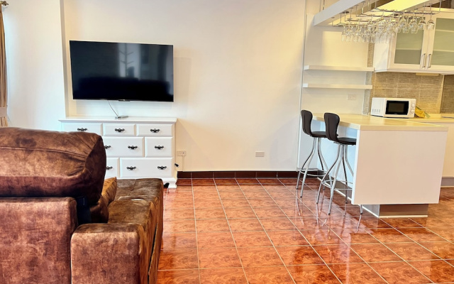 Stylish 1BR Sea-view Condo - 2 Balconies - View Talay 1 Jomtien