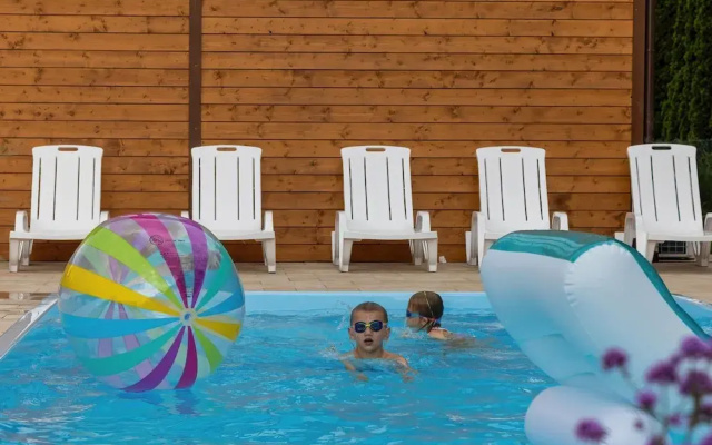Comfortable Houses With Swimming Pools, Rewal