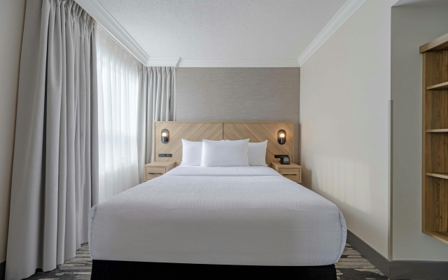 Sandman Signature Mississauga Hotel