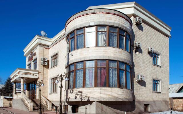 Albatros Hotel Бишкек вид на фасад