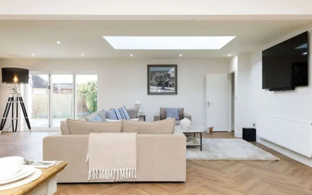 Beautiful 4-bed Close to South Downs Goodwood