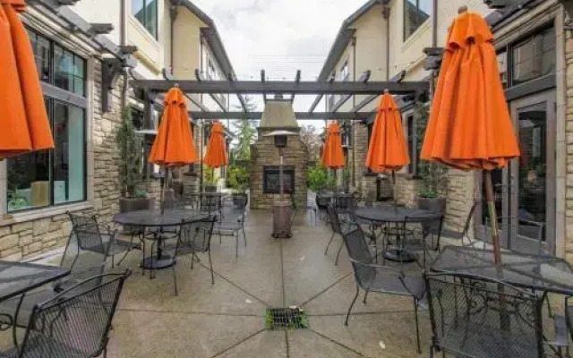 The Dundee - A Trace Hotel