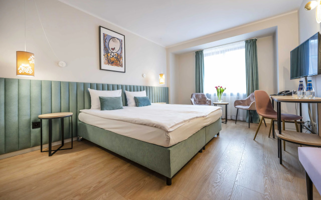 Hotel H12