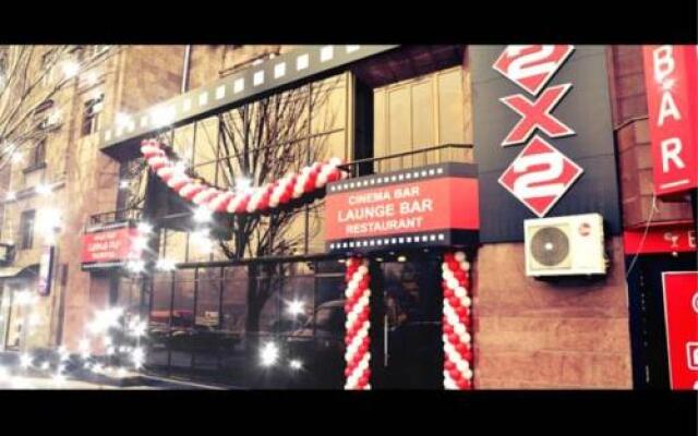 2x2 Cinema-Bar Hotel & Tours вид на фасад