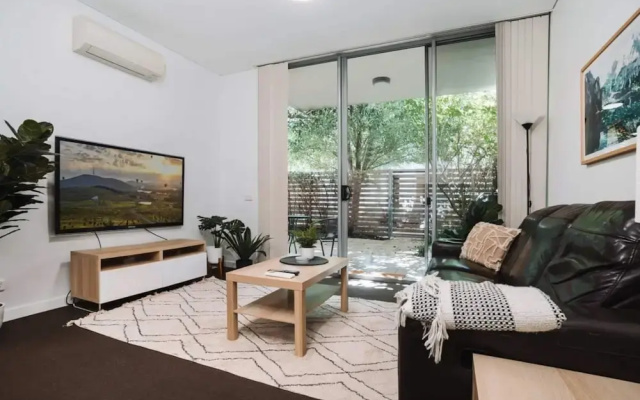Comfy 1-bed With Spacious Courtyard & Parking