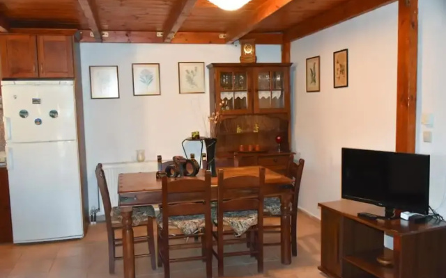 Zaros Traditional House - Private Hot Tub Retreat
