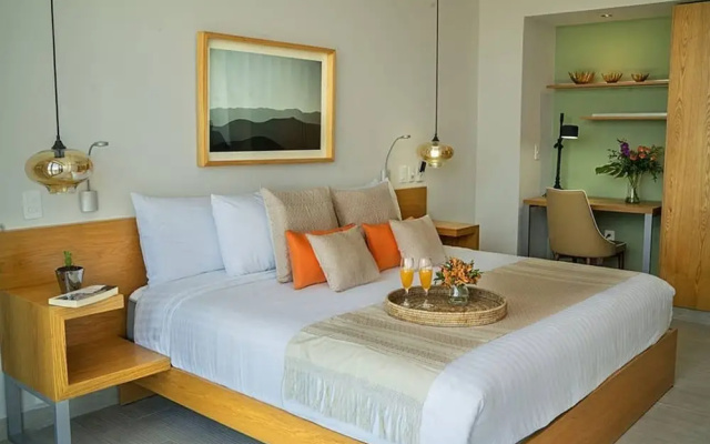 2BR With Rooftop Pool in Great Location! A/c!