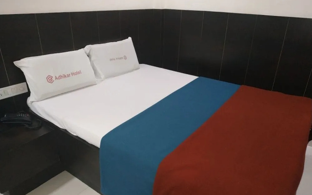 Iroomz Hotel Adhikar