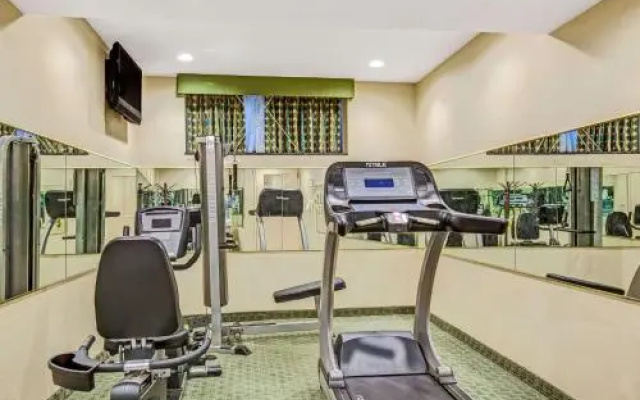 Hillcrest Hotel Near JFK Airtrain