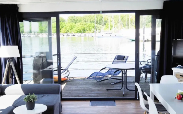 Hausboot in Boltenhagen