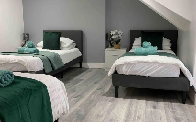 2 Bed Flat - Sleeps 6 - Parking - Wifi