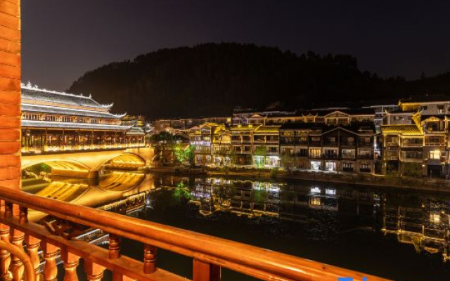 Shiheyuanfang River View Homestay (Fenghuang Tuojiang Yunqiao)