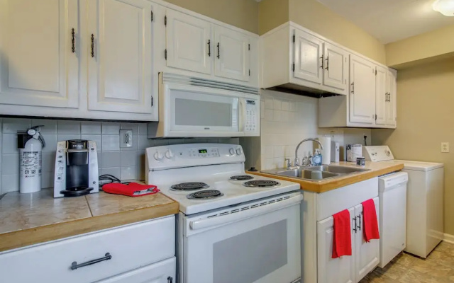 Private Yard! Pet-friendly Memphis Adventure Hub