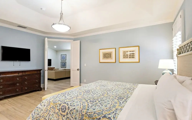 Tuscan Vacation Rental. Stylish 3-Bedroom Getaway Near Vanderbilt Beach Enjoy a Private Pool, Spacious Layout, and Modern Comforts Perfect for Families, Groups, and Pet-Friendly Stays