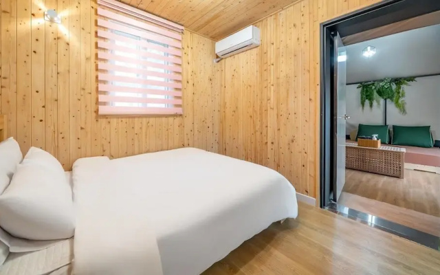 Gapyeong Ddobagi Pet & Spa Glamping