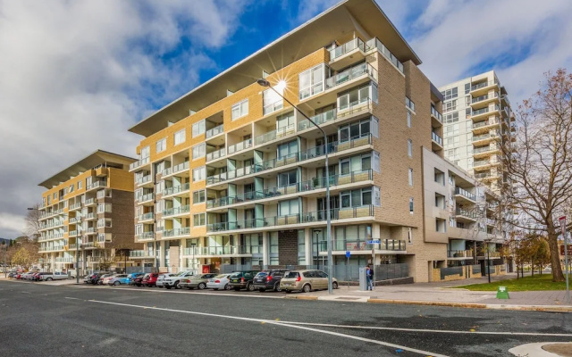 Spacious 1-Bedroom Apartment With Parking