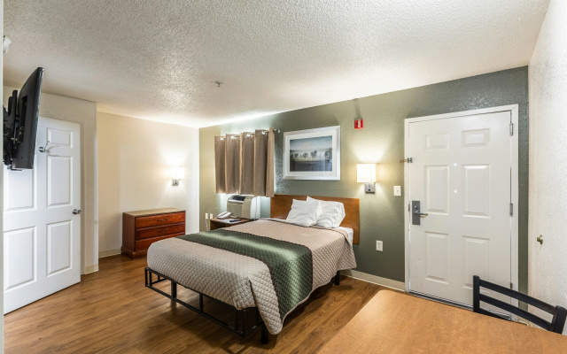 HomeTowne Studios by Red Roof Atlanta - Chamblee
