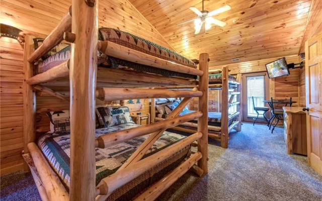 Hemlock Inn - Eight Bedroom Cabin